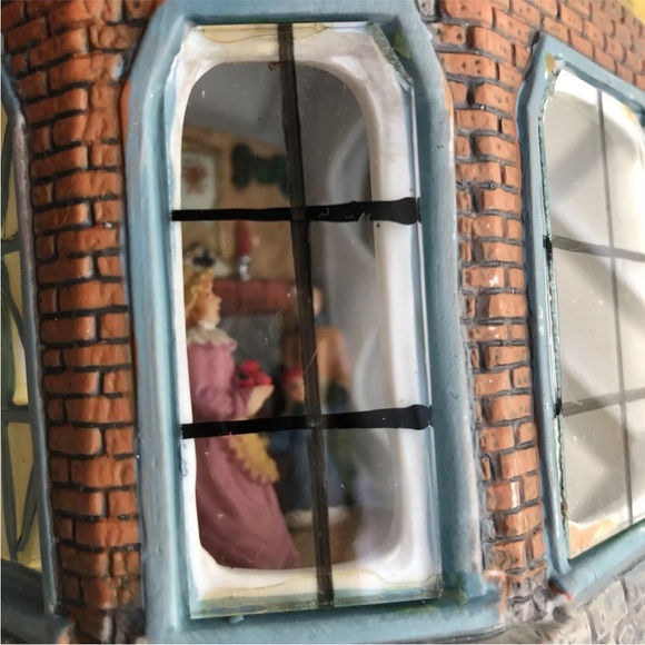 Christmas Delights Hand Painted Porcelain Lighted House villages Collectibles - Picture 8 of 9